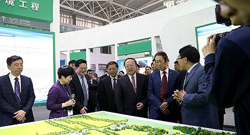 第8届生态山东建设高层论坛暨绿色产业国际博览会在青岛开幕